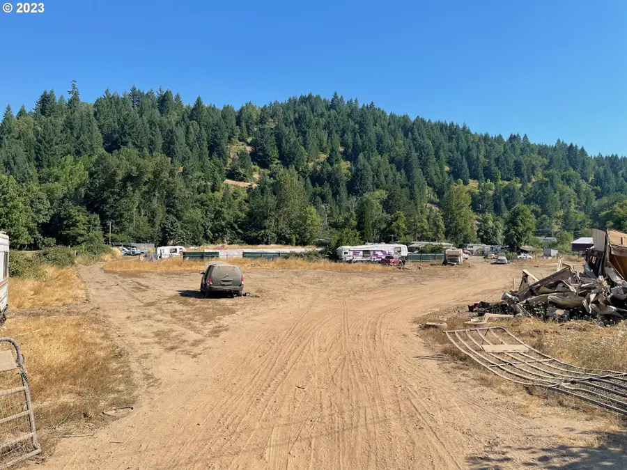 596 Raleigh Dr, Winston, OR 97496 - Image #3