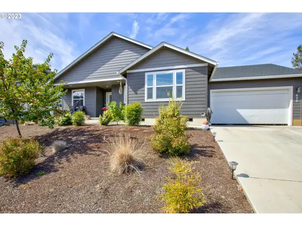 623 SE Garden Way Dr, Winston, OR 97496