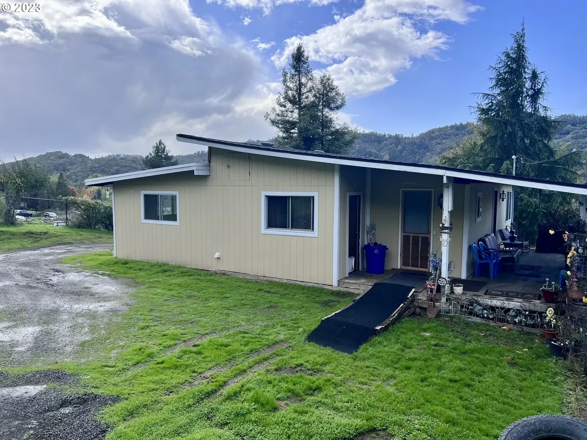 377 Club Ave, Roseburg, OR 97470 - Image #1