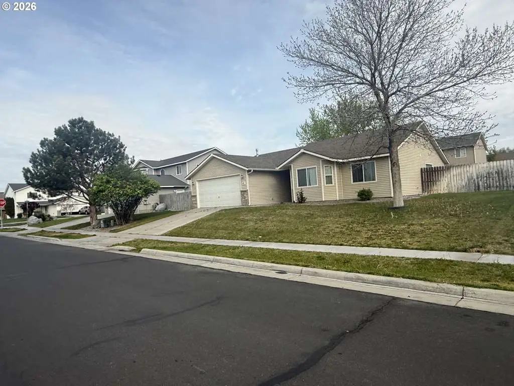 617 E Oregon Ave, Hermiston, OR 97838 - #1