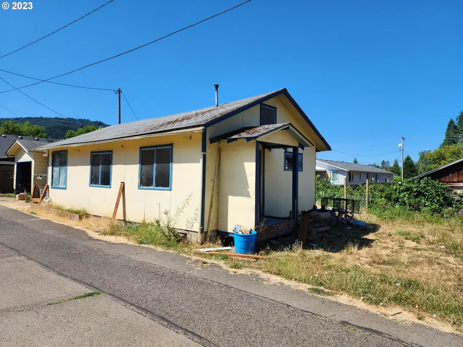 203 S School St, Drain, OR 97435 - Image #3