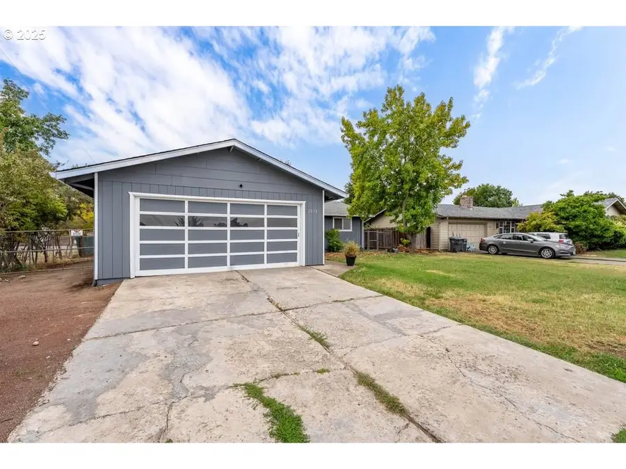 2098 Delta Waters Rd, Medford, OR 97504 - Image #2