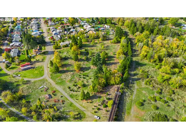 000 Jasper Dr, Oakridge, OR 97463