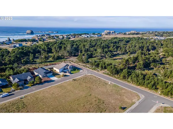 2646 Spinnaker Dr, Bandon, OR 97411