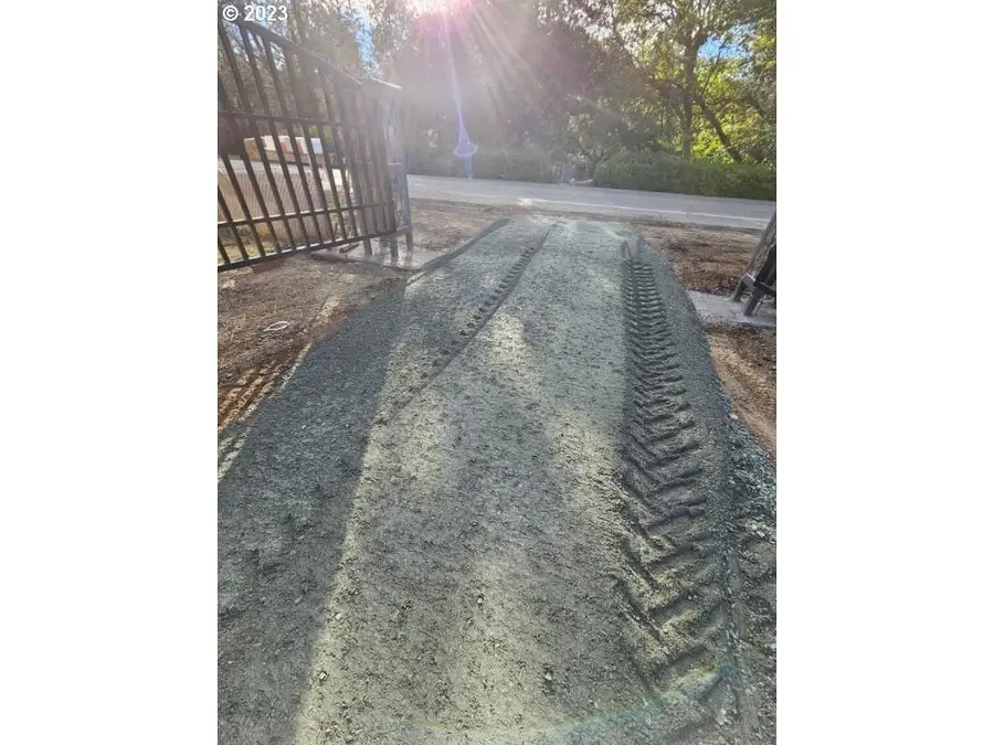 543 E Jones Creek Rd, Grantspass, OR 97526 - Image #2