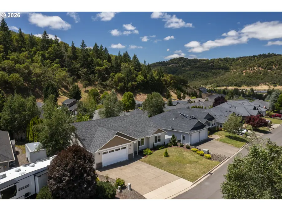 422 Oak Valley Loop, Winchester, OR 97495 - #3