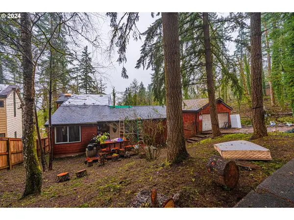 7048 Glacier Dr, Springfield, OR 97478