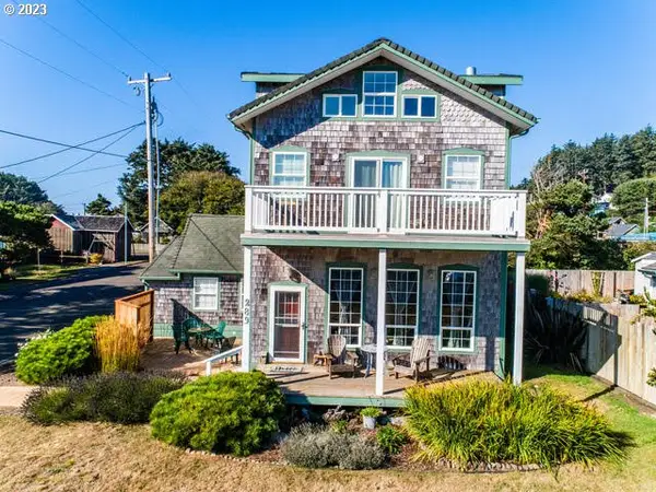 289 W 2nd St, Yachats, OR 97498