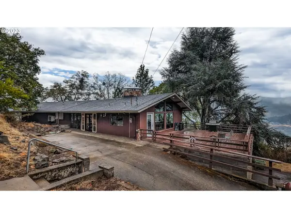 1751 Fairhill Dr, Roseburg, OR 97471