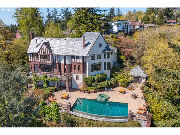 5570 SW Menefee Dr, Portland, OR 97239