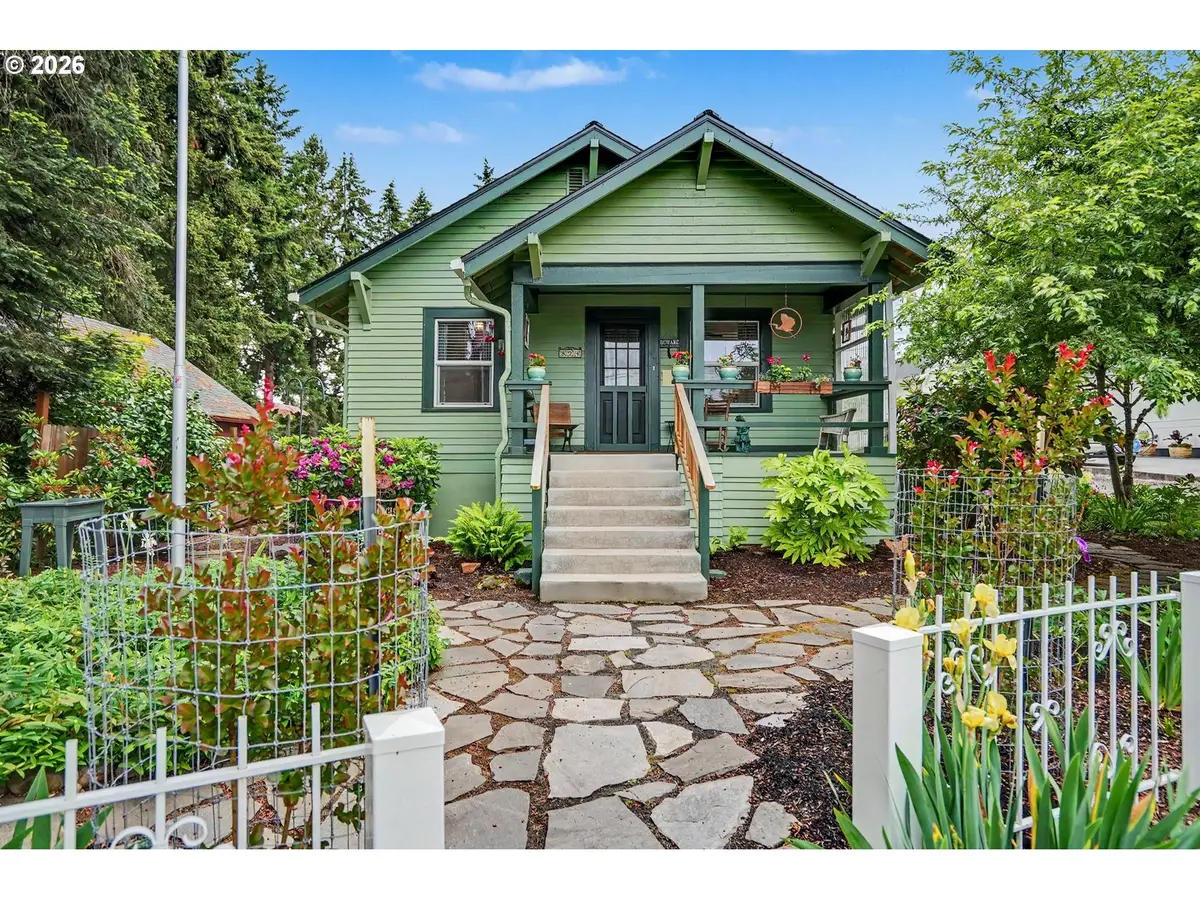 824 Chadwick St, Silverton, OR 97381 - #1