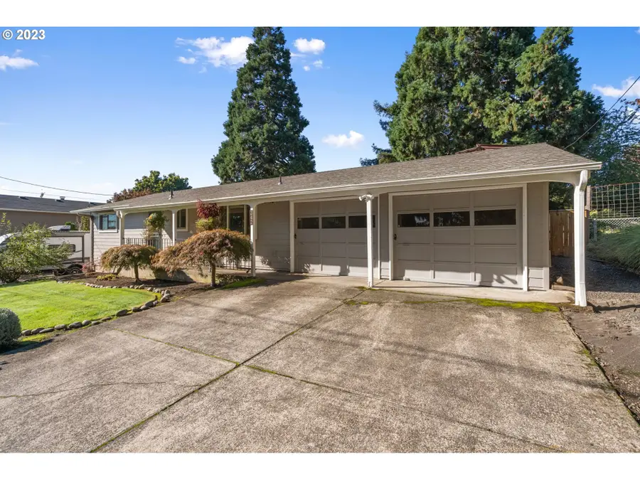 242 NW Ione St, Dundee, OR 97115 - #2