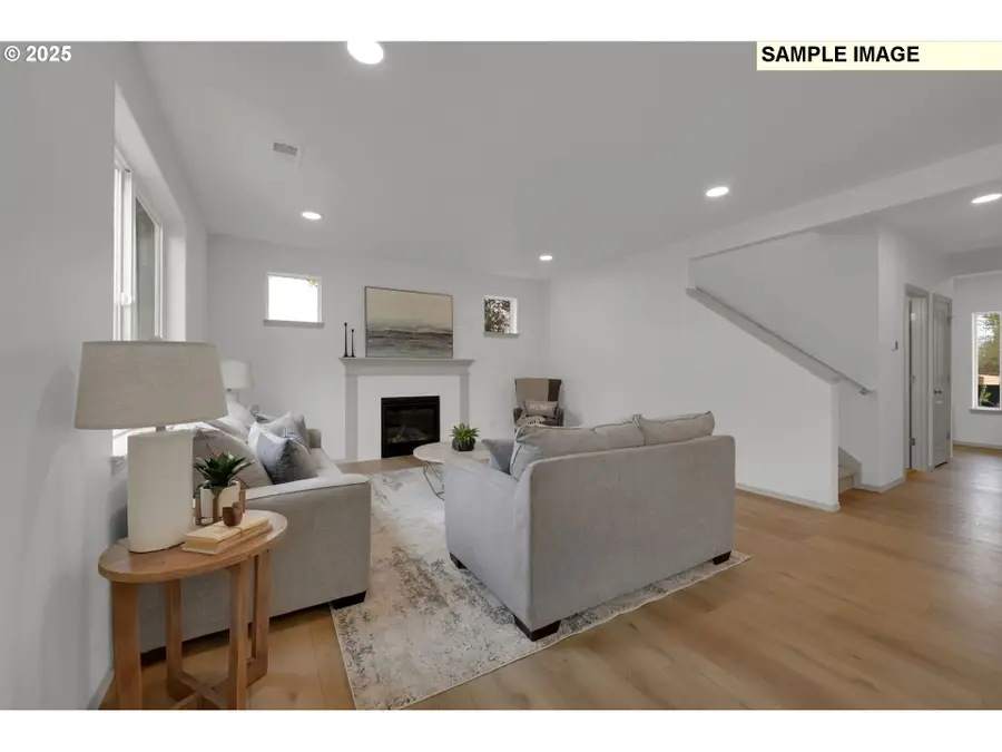 888 S 9th St, Harrisburg, OR 97446 - Image #3