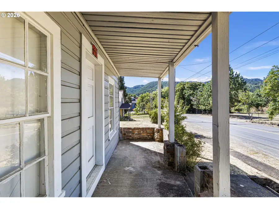 330 NE 1st St, Oakland, OR 97462 - #2