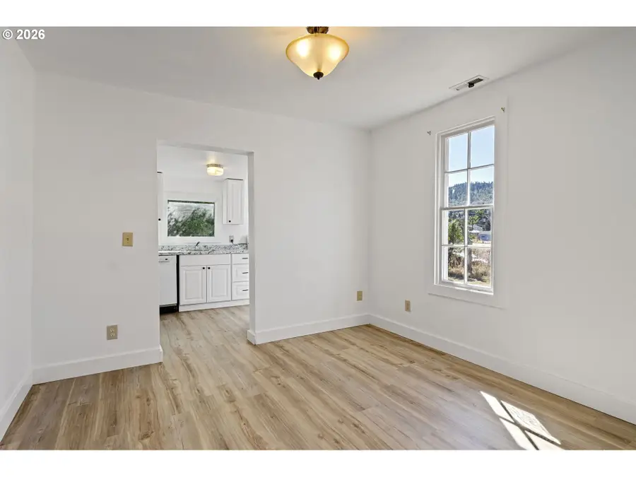 330 NE 1st St, Oakland, OR 97462 - #3