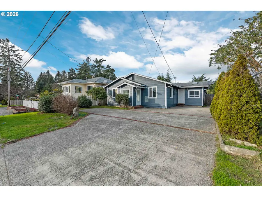 1326 Lakeshore Dr, Coos Bay, OR 97420 - Image #3