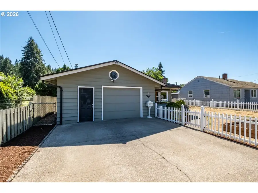 1012 S Water St, Silverton, OR 97381 - #3