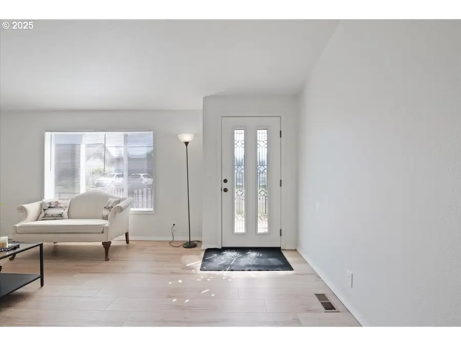 365 SW 7th Ave, Mill City, OR 97360 - Image #3