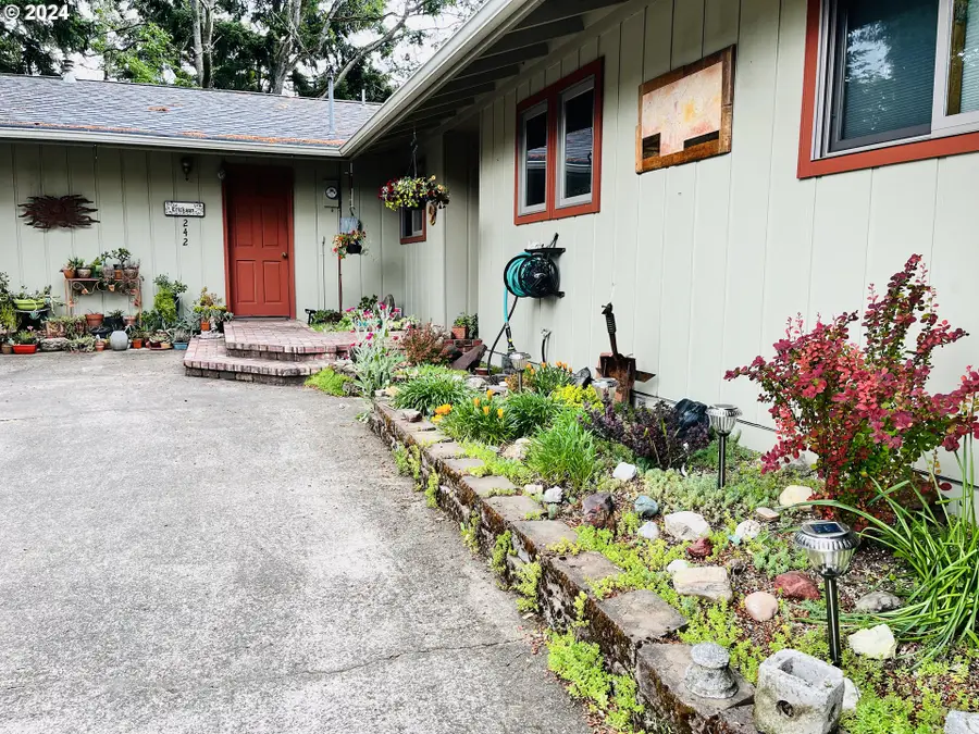 242 Rocky Point Ln, Roseburg, OR 97471 - Image #2