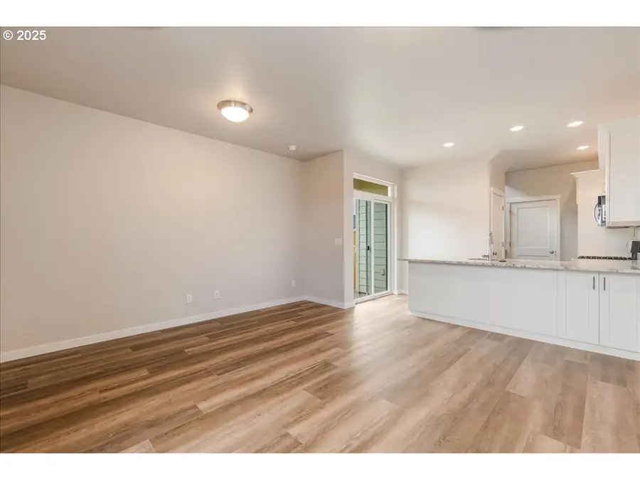 373 SE Kitzmiller Dr, Dallas, OR 97338 - Image #2