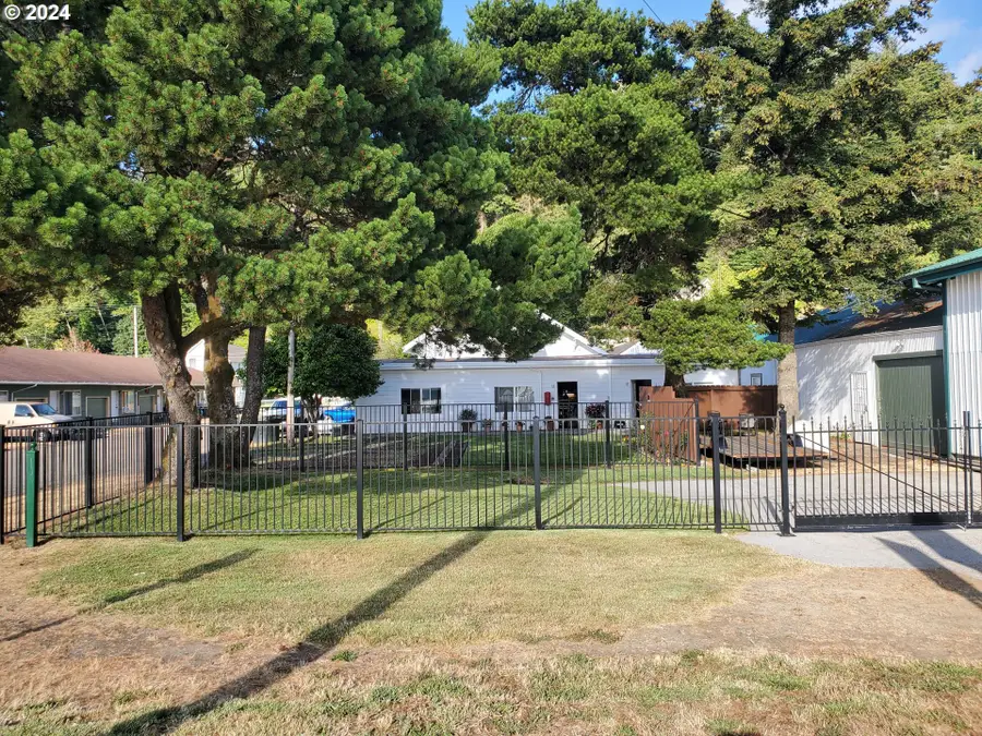 160 Spring St, Gardiner, OR 97441 - Image #2