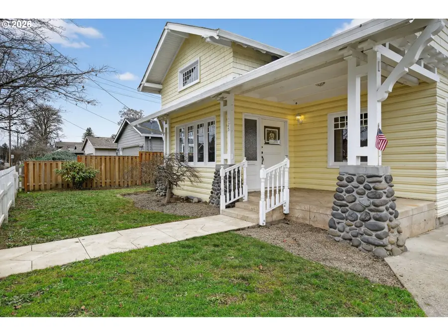 325 E Arlington St, Gladstone, OR 97027 - #2