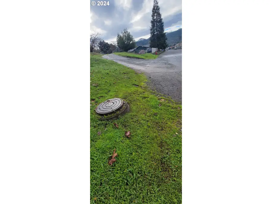 SE Ardis Ave #6,7,8,9, Myrtle Creek, OR 97457 - Image #3