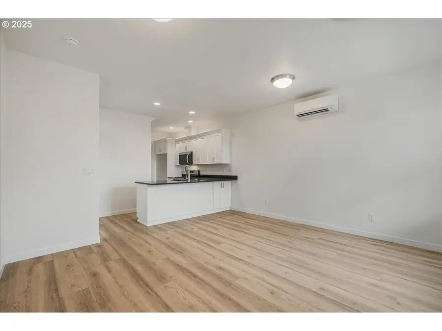 365 SE Kitzmiller Dr, Dallas, OR 97338 - Image #2