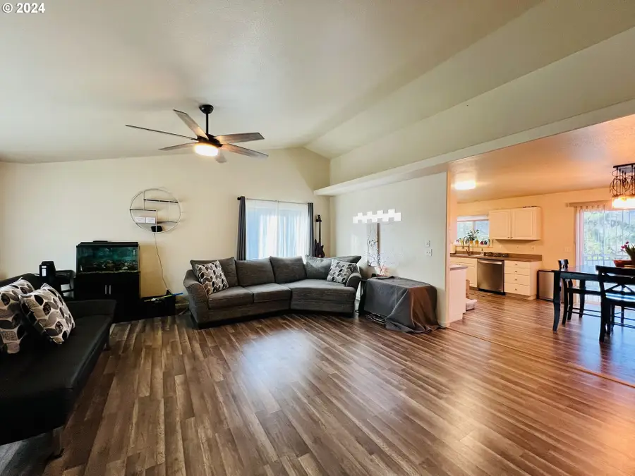 106 Umpqua View Dr, Roseburg, OR 97471 - Image #3