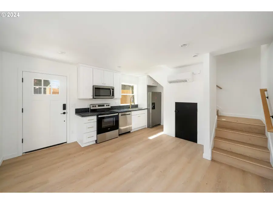 6061 NE Simpson St, Portland, OR 97218 - Image #2