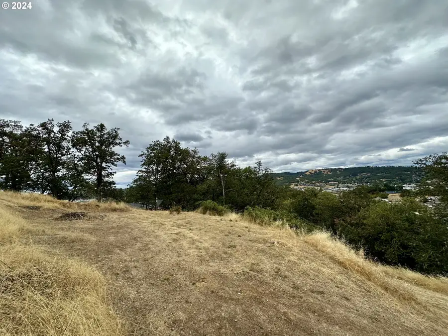 1930 NW Dogwood St, Roseburg, OR 97471 - Image #3