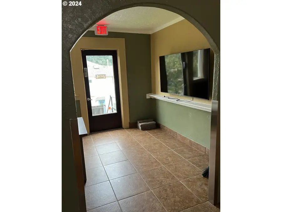 5833 N Lombard St, Portland, OR 97203 - Image #2