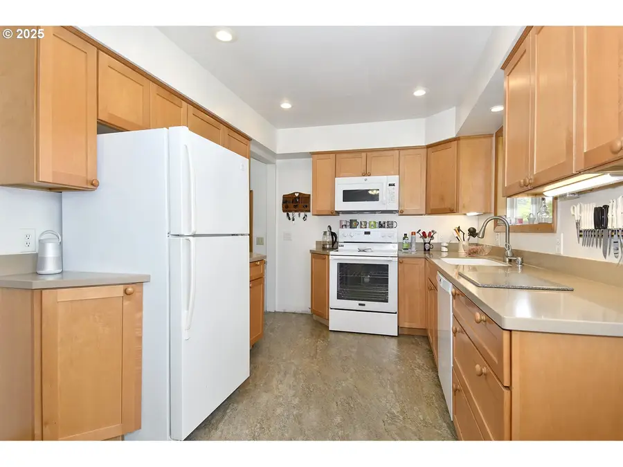 15833 SE Grant St, Portland, OR 97233 - Image #3