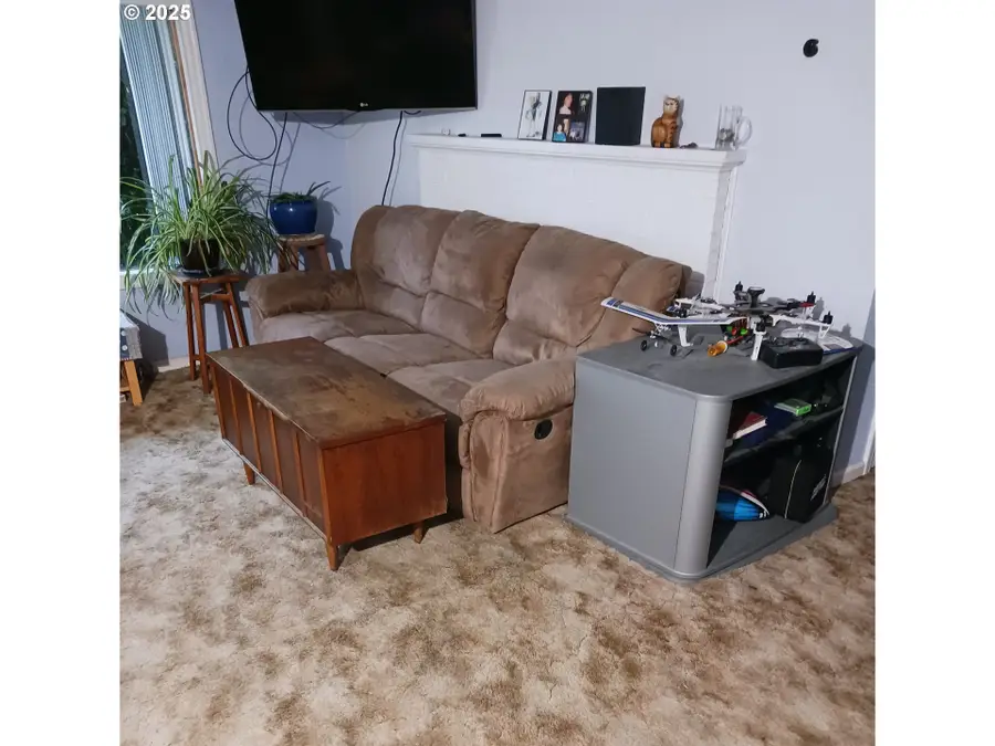1048 Pennoyer Ave, Cottage Grove, OR 97424 - Image #2