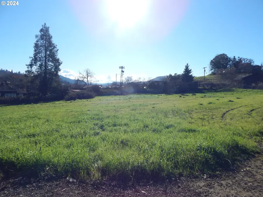 598 NE Winchester St, Roseburg, OR 97470 - Image #3