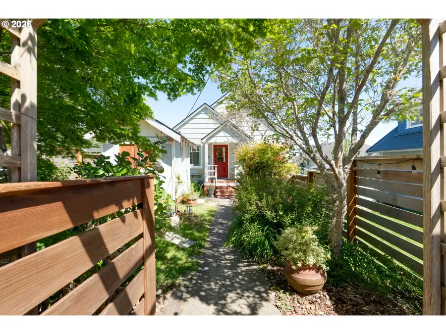 1374 Parker Pl, Astoria, OR 97103 - #3