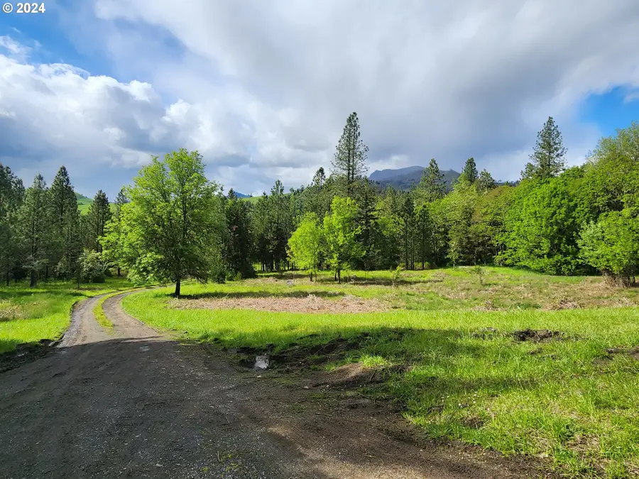927 Lone Rock Rd, Glide, OR 97443 - Image #2