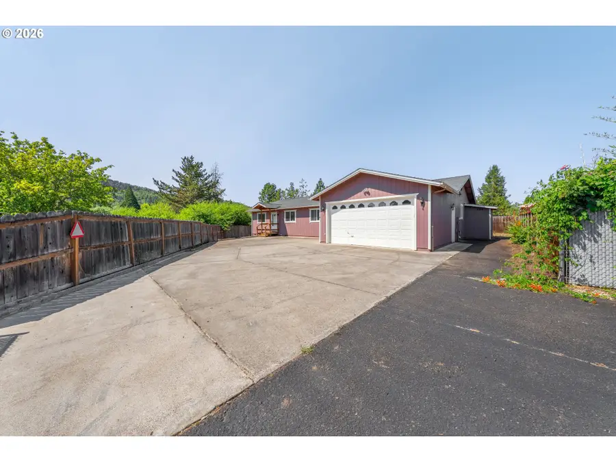 190 NE Lombardy Dr, Roseburg, OR 97470 - #2