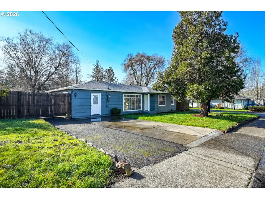 3069 W Sherwood Ave, Roseburg, OR 97471 - #2