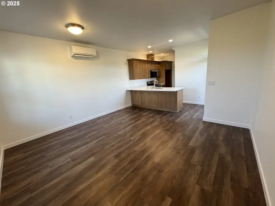 361 SE Kitzmiller Dr, Dallas, OR 97338 - Image #2