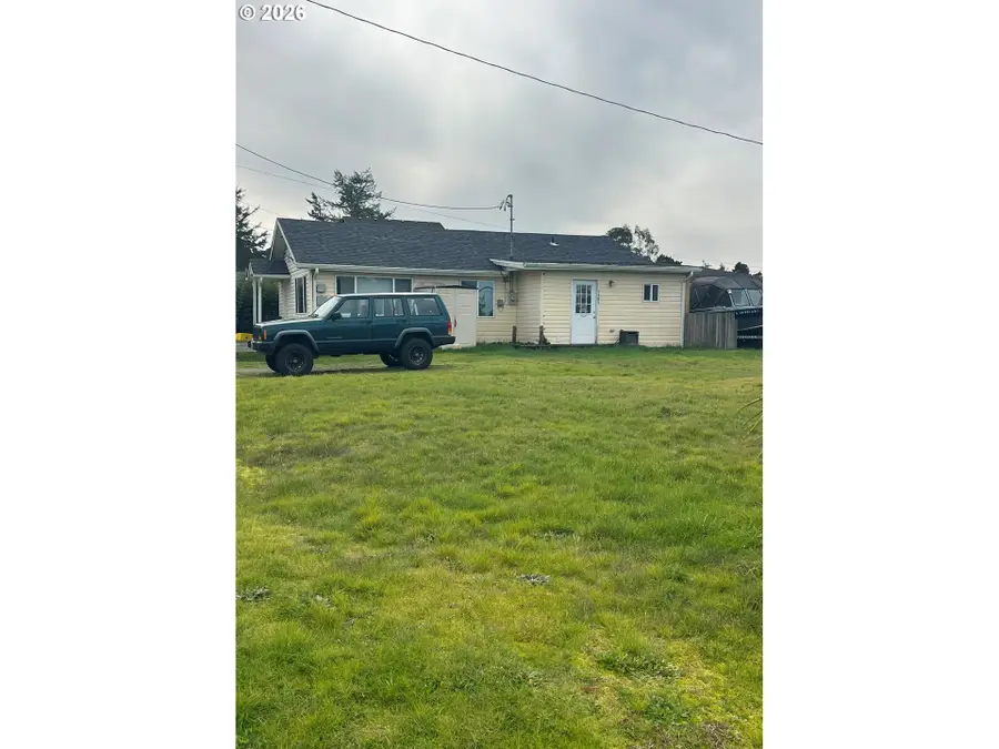 1485 Lakeshore Dr, Coos Bay, OR 97420 - #2
