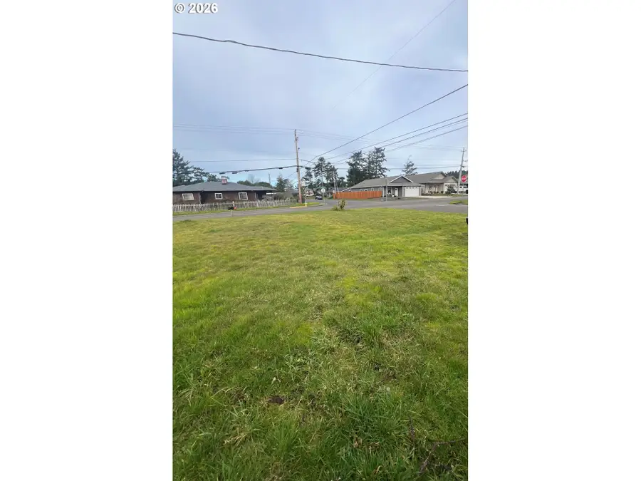 1485 Lakeshore Dr, Coos Bay, OR 97420 - #3