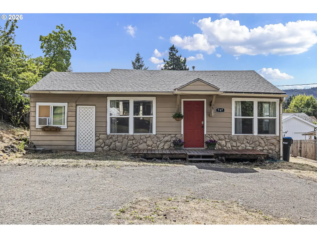 747 NE Jackson St, Roseburg, OR 97470 - #1