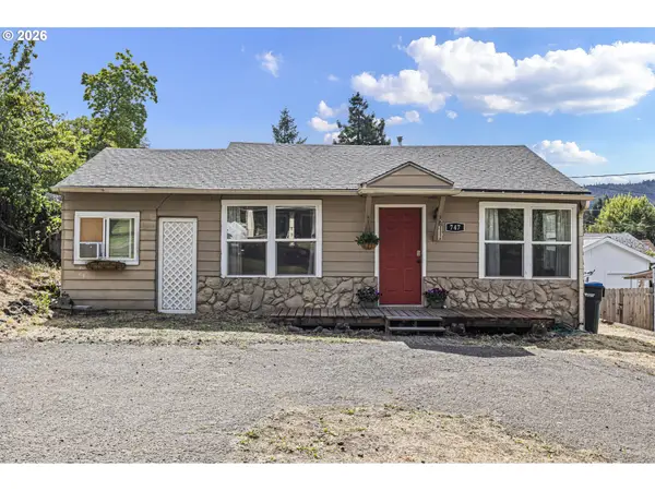 747 NE Jackson St, Roseburg, OR 97470