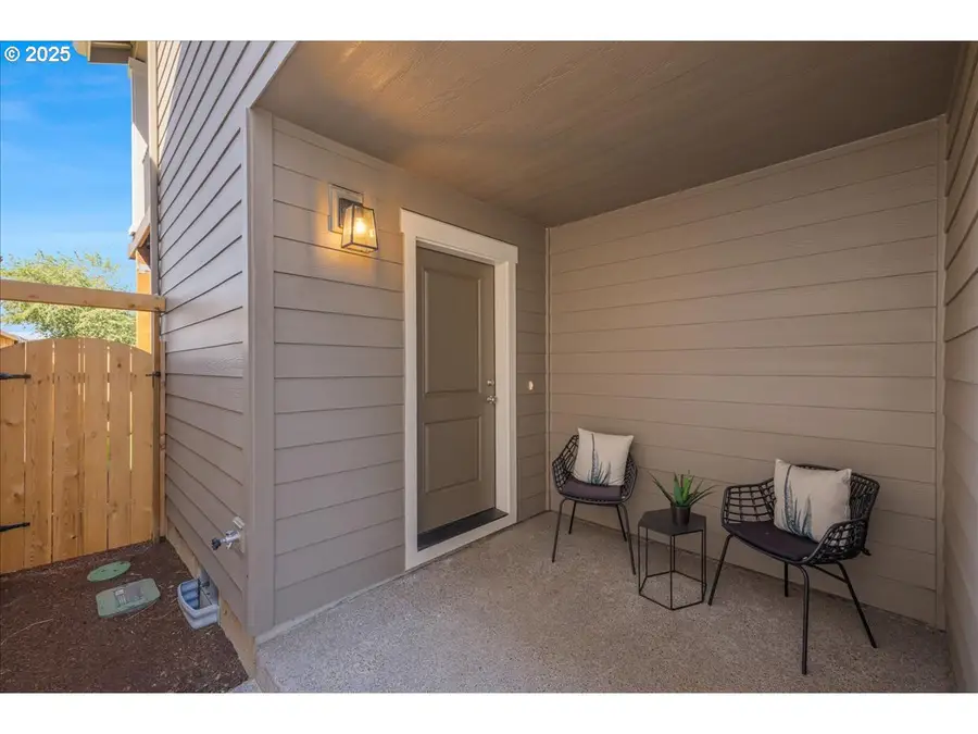 351 SE Shetterly Dr, Dallas, OR 97338 - Image #2