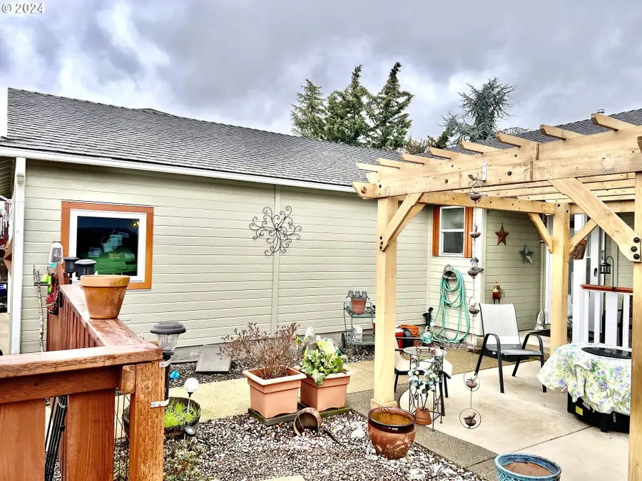 226 NE Plum Ridge Dr, Winston, OR 97496 - Image #2