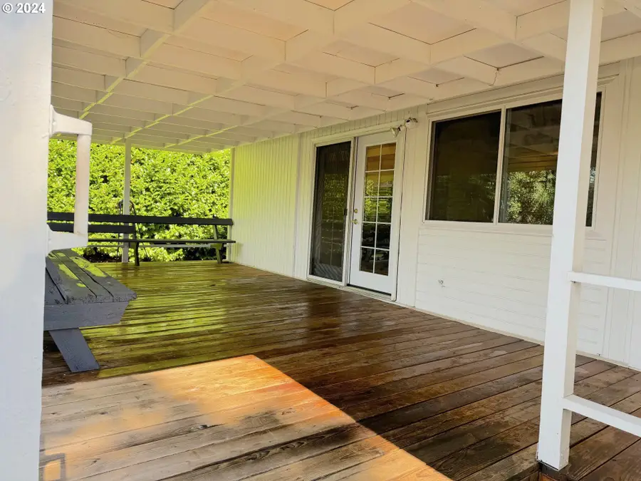 870 N Laurelhurst Dr, Eugene, OR 97402 - Image #2