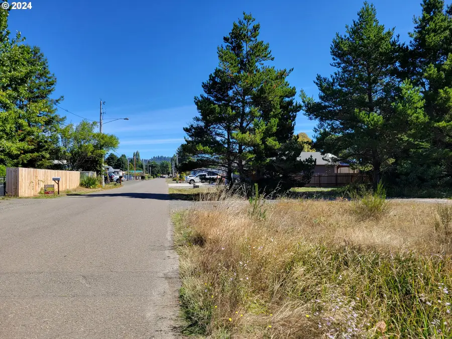 813 Jacobson Way, Lakeside, OR 97449 - Image #3