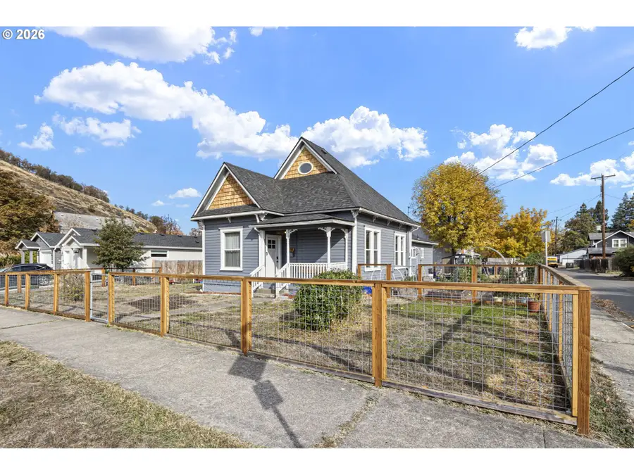174 SE Mosher Ave, Roseburg, OR 97470 - #2