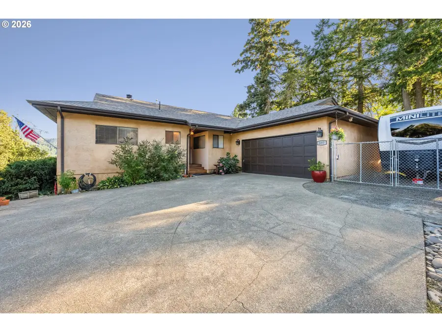597 Cedar St, Sutherlin, OR 97479 - #2